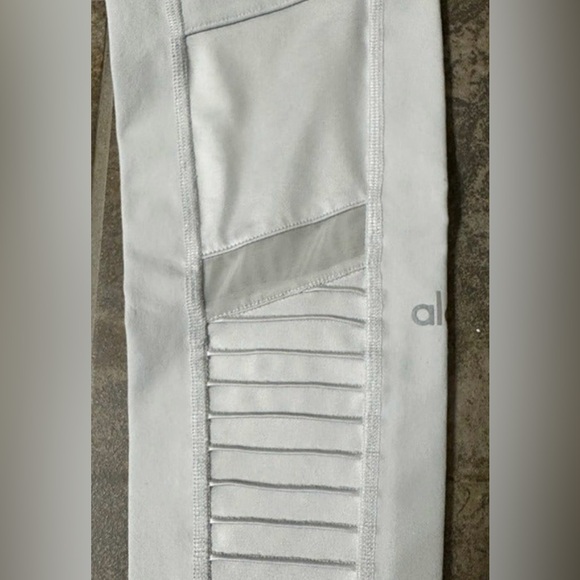 Alo Yoga Moto Leggings | White / Dove Gray | Size M - Picture 5 of 12